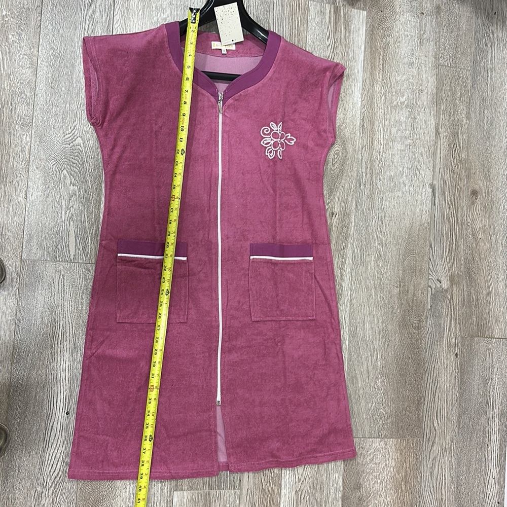 NWT. Robe. Size M - Picture 3 of 3